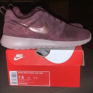 NIKE ROSHE ONE PRM size: 7.5